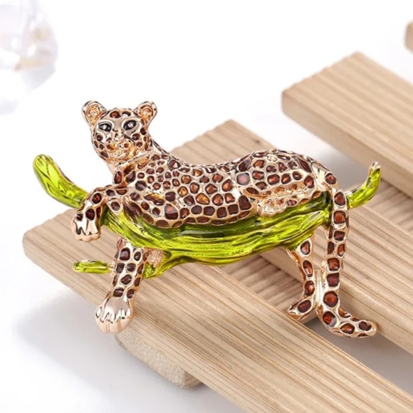 Leopard cat on branch brooch pin vintage style New enamel - Picture 3 of 15